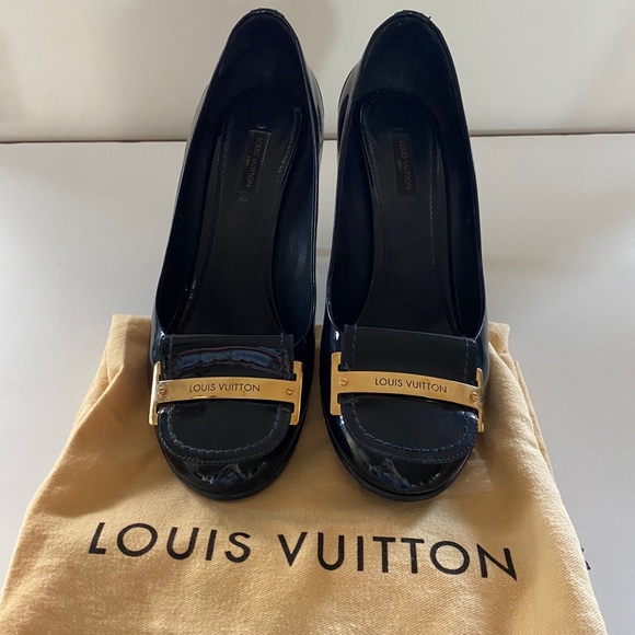 Louis Vuitton
Navy Blue Lady Pumps
Size: EU 39.5 - Picture 1 of 6
